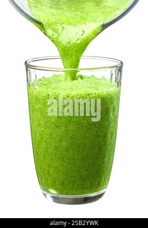 frullato fresco di spinaci verdi alla banana in vetro isolato su sfondo bianco, sano tema per la colazione Foto Stock