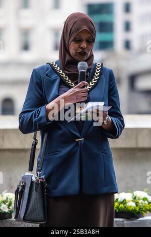 Londra, Regno Unito - 3 giugno 2024: Cllr Naima Ali, sindaco di Southwark, interviene durante la cerimonia di commemorazione del 7° anniversario della London Bridg Foto Stock