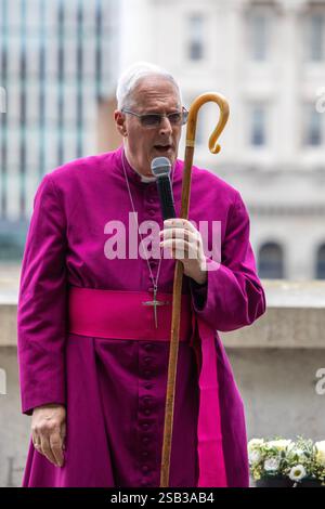 Londra, Regno Unito - 3 giugno 2024: Il Vescovo Christopher Chessun parla durante la cerimonia di commemorazione del 7° anniversario del terrorista del London Bridge a Foto Stock