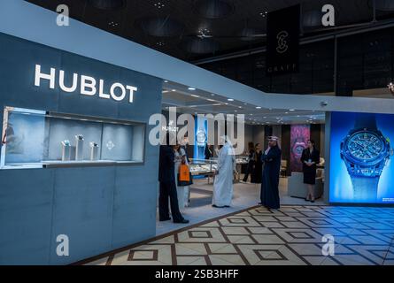 Le persone visitano e guardano gli orologi in una stalla durante la 21a edizione della mostra di gioielli e orologi di Doha al Doha Exhibition and Convention Center DECC a Doha, Qatar, il 31 gennaio 2025. DOHA Qatar Copyright: XNOUSHADx Foto Stock