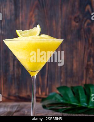 Daiquiri alla banana congelata con spicchio di lime Foto Stock