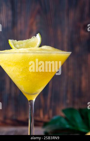 Daiquiri alla banana congelata con spicchio di lime Foto Stock