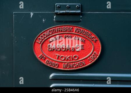 Una targa da costruttore su Botchan Ressha, un treno replica alla stazione di Dogo Onsen sulla linea del tram Iyotetsu a Matsuyama, prefettura di Ehima, Giappone. Foto Stock