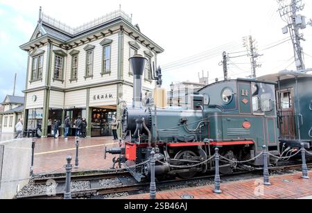 Botchan Ressha, un treno replica alla stazione di Dogo Onsen sulla linea del tram Iyotetsu a Matsuyama, prefettura di Ehima, Giappone. Foto Stock