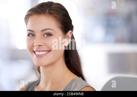 Ritratto, calma e donna in carica, imprenditore e giornalista con una crescita professionale nel business e felice. Agenzia creativa, spazio e persona con sorriso Foto Stock