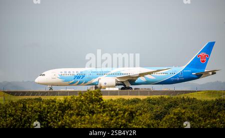 Auckland, nuova Zelanda – 1 febbraio 2025: China Southern Airlines B209E Boeing 787-9 Dreamliner decollo dall'aeroporto internazionale di Auckland. Foto Stock
