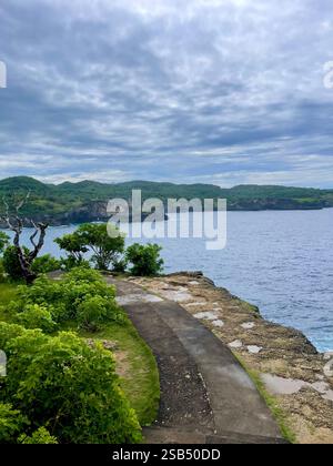 Broken Beach sulla splendida isola di Nusa Penida, Bali Indonesia Foto Stock