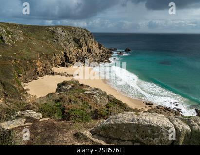 Bellissima spiaggia di sabbia, piccola e deserta, Porth Chapel sulla costa meridionale della Cornovaglia vicino a Porthcurno in un giorno di settembre soleggiato, Cornovaglia, Inghilterra, Regno Unito Foto Stock