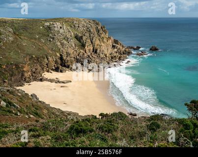 Bellissima spiaggia di sabbia, piccola e deserta, Porth Chapel sulla costa meridionale della Cornovaglia vicino a Porthcurno in un giorno di settembre soleggiato, Cornovaglia, Inghilterra, Regno Unito Foto Stock