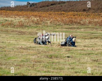 Un gruppo misto di fotografi della fauna selvatica con fotocamere, cavalletti e lenti lunghe che fotografano la fauna selvatica a Bradgate Park, Leicestershire, Inghilterra, Regno Unito Foto Stock