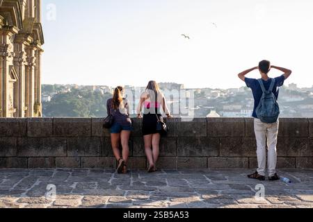 I turisti si godono la vista di Vila Nova de Gaia dal balcone di Rua das Aldas che si affaccia sulla chiesa di San Lorenzo dos Grillos. Porto, Portogallo. Foto Stock