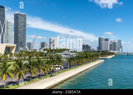 Miami, Florida, USA - 31 marzo 2024: Vista del Bicentennial Park e del Museum Park Marina con magnifici edifici a Miami, Florida, USA. Foto Stock
