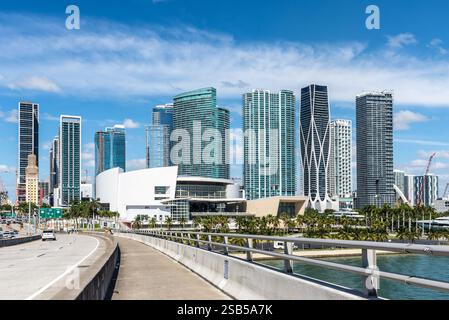 Miami, Florida, Stati Uniti - 31 marzo 2024: Centro di Miami con la Freedom Tower e l'American Airlines Arena di Miami, Florida, Stati Uniti d'America Foto Stock