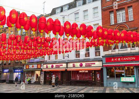 Londra, Regno Unito. 1 febbraio 2025. Le Lanterne cinesi decorano le strade intorno a China Town di Londra per celebrare il capodanno cinese (anno del serpente). Lo zodiaco cinese è un ciclo ripetuto di 12 anni di segni animali basato sul calendario lunare. Il nuovo anno lunare segna il passaggio da un animale all'altro. Crediti: Stuart Robertson/Alamy Live News. Foto Stock