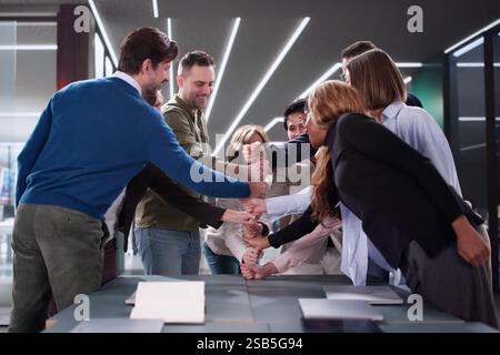 Il gruppo eterogeneo di professionisti maturi collabora in ufficio. Foto Stock