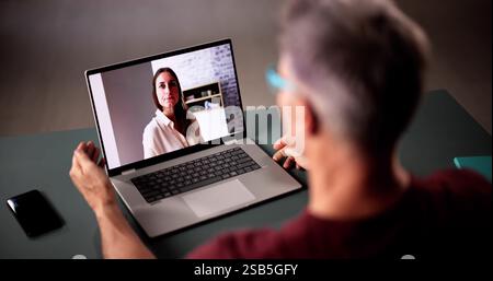 Persona che ha una videochat con una donna su un notebook Foto Stock