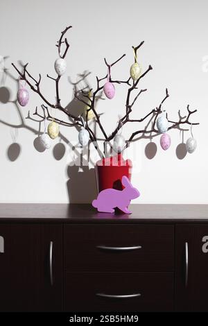 Decorazione di uova e conigli, per la Santa Pasqua. Concetto di vacanza di Pasqua brillante. Copia spazio Foto Stock