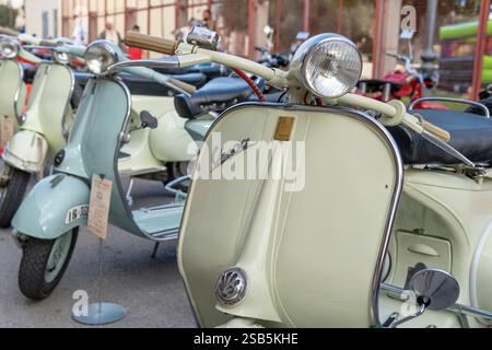 Felanitx, Spagna; 20 ottobre 2024: Primo piano di una Vespa d'epoca alla mostra della paprika di Felanitx, Spagna Foto Stock