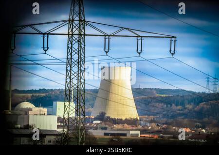 Stillgelegtes Kernkraftwerk Isar 1 und 2, Kühlturm, Stromtrasse, Essenbach, 31. Januar 2025 Deutschland, Essenbach, Niederbayern, 31. Januar 2025, stillgelegtes Kernkraftwerk Isar 1 und 2, Kühlturm, fotografiert aus einem vorbeifahrenden Zug, Bayern, *** centrale nucleare dismessa Isar 1 e 2, torre di raffreddamento, linea elettrica, Essenbach, gennaio 31, 2025 Germania, Essenbach, bassa Baviera, 31 gennaio 2025, centrale nucleare dismessa Isar 1 e 2, torre di raffreddamento, fotografata da un treno di passaggio, Baviera, Foto Stock