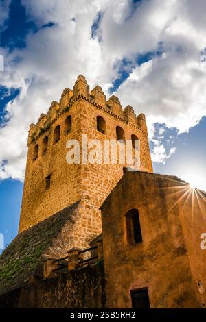 Soleggiata sui tetti, dai giardini della Kasbah, Chefchaouen, Marocco Foto Stock