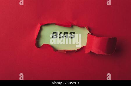 Carta rossa con la parola "bias". La carta è strappata e presenta un foro Foto Stock