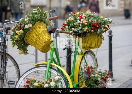 due biciclette decorate con fiori e collocate sul marciapiede. Foto Stock