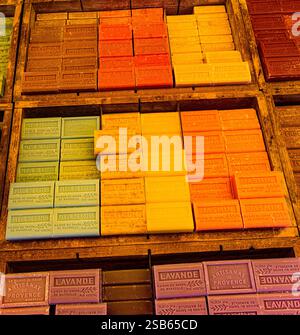 Sapone vegetale puro di Marsiglia in vendita nel mercato del mercoledì a Saint Rémy de Provence. Buches du Rhone, Provenza, Francia. Foto Stock