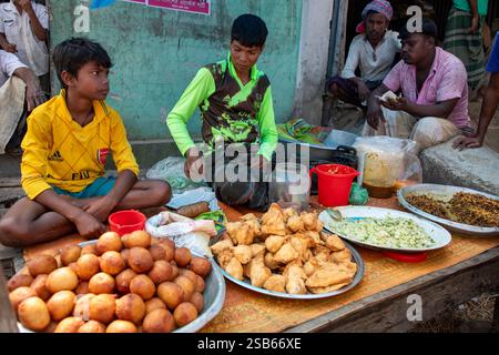 Un negozio di cibo a Nakalia, un vivace bazar sul fiume sulle rive del fiume Brahmaputra a Bera, distretto di Pabna, Bangladesh. Foto Stock