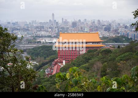 Il Grand Hotel è il primo hotel a cinque stelle di Taiwan, a metà strada su Yuanshan, accoccolato contro Yangmingshan, affacciato sul fiume Keelung Foto Stock