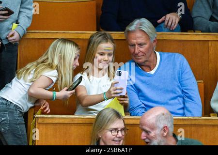 Stoccolma, Svezia. 31 gennaio 2025. STOCCOLMA, SVEZIA 20250131giovani appassionati di tennis si cimentano con la leggenda del tennis Björn Borg durante la partita singola tra Leo Borg e Aleksandar Vukic nella partita di Coppa Davis tra Svezia e Australia giocata alla Royal Tennis Hall di Stoccolma, Svezia, il 31 gennaio 2025. Foto: Jonas Ekströmer/TT/codice 10030 credito: TT News Agency/Alamy Live News Foto Stock