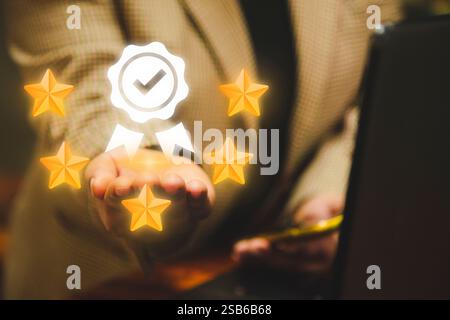 Donna che mostra idee garanzia, standard internazionale, certificazione di qualità ISO e marchio di garanzia di qualità, eccellente accreditamento nel settore, CER Foto Stock