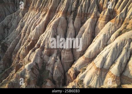 Vista aerea sopra la Red Ravine / riserva geologica di Rapa Rosie con aspetto roccioso sul versante della montagna, in Transilvania, Romania. Foto Stock