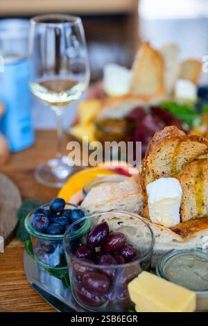 Un'ampia scelta di tapas con pane a lievitazione naturale, formaggio cremoso, olive, mirtilli e altri ingredienti freschi Foto Stock