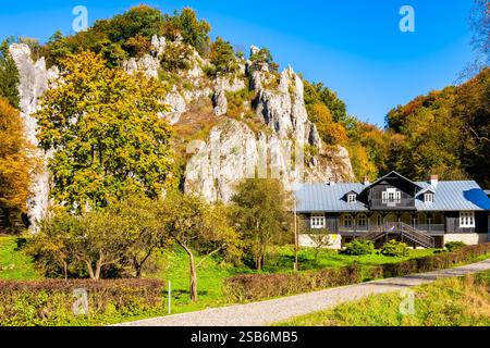 Bella casa nel villaggio con colori autunnali nel Parco Nazionale di Ojcow, Polonia Foto Stock