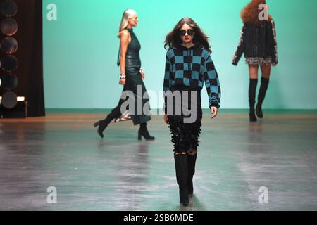 31 gennaio 2025, Berlino, Berlino Distretto di Friedrichshai, Germania: Berlino: Il designer Marcel Ostertag presenta la sua collezione AUTUNNO / INVERNO 2025. La foto mostra i modelli in passerella con la nuova collezione (Credit Image: © Simone Kuhlmey/Pacific Press via ZUMA Press Wire) SOLO PER USO EDITORIALE! Non per USO commerciale! Foto Stock