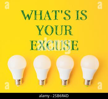 Quattro lampadine bianche disposte in fila su sfondo giallo. Il testo Whats Your Scuse è scritto sopra le lampadine, creando un gioco e un allegria Foto Stock