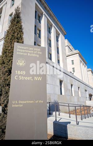 WASHINGTON DC - Un cartello segna l'ingresso di C Street al Dipartimento Stewart Lee Udall dell'Interior Building, che mostra un significativo design architettonico Art Deco degli anni '1930 Questo ingresso principale funge da principale punto di accesso pubblico al quartier generale del Dipartimento degli interni, che è stato completato nel 1936 durante la grande depressione come parte del complesso del Triangolo Federale. L'edificio, ribattezzato nel 2010 in onore del segretario Stewart Lee Udall che servì dal 1961 al 1969, rappresenta uno degli esempi significativi di architettura federale dell'era della depressione. La segnaletica di ingresso Foto Stock