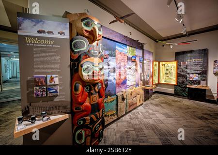 WASHINGTON DC - il Department of Interior Museum degli Stati Uniti, fondato nel 1938, è ospitato nello Stewart Lee Udall Interior Building nel centro di Washington. Il museo espone mostre relative alle terre pubbliche, alle risorse naturali e al patrimonio dei nativi americani attraverso la sua collezione permanente. Situato nel complesso del Triangolo Federale, l'edificio rappresenta un notevole design architettonico Art Deco degli anni '1930 Il museo offre ai visitatori informazioni sul ruolo del Dipartimento degli interni nella conservazione e nella gestione del territorio nel corso della storia americana. L'edificio Stewart Lee Udall, chiamato AFT Foto Stock