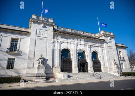 Organization of American States Headquarters Washington DC // WASHINGTON DC — l'edificio del quartier generale dell'Organizzazione degli Stati americani (OAS) si trova a 17th Street e Constitution Avenue NW. La struttura storica, originariamente costruita come Pan American Union Building, funge da quartier generale principale dell'OAS. L'edificio rappresenta l'architettura istituzionale dell'inizio del XX secolo nel quartiere diplomatico di Washington. Foto Stock