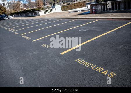 Organizzazione degli Stati americani Parcheggio Washington DC // WASHINGTON DC — posti di parcheggio designati per l'Organizzazione degli Stati membri americani, tra cui Honduras e Messico, sono contrassegnati nell'area di parcheggio di fronte all'edificio OAS. Gli spazi riservati riflettono i protocolli diplomatici della sede dell'organizzazione internazionale. Foto Stock