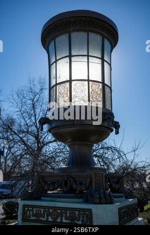 Organizzazione degli Stati americani Lanterna Maya Washington DC // WASHINGTON DC — due grandi lanterne di vetro con motivi Maya adornano l'ingresso dell'Organization of American States Building. Le decorazioni incorporano elementi di design indigeni nei loro pannelli di vetro, riflettendo il tema architettonico Pan-americano dell'edificio. Le lanterne cerimoniali fiancheggiano l'ingresso principale. Foto Stock