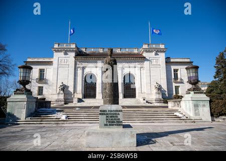 Organization of American States Headquarters Washington DC // WASHINGTON DC — l'edificio del quartier generale dell'Organizzazione degli Stati americani (OAS) si trova a 17th Street e Constitution Avenue NW. La struttura storica, originariamente costruita come Pan American Union Building, funge da quartier generale principale dell'OAS. L'edificio rappresenta l'architettura istituzionale dell'inizio del XX secolo nel quartiere diplomatico di Washington. Foto Stock