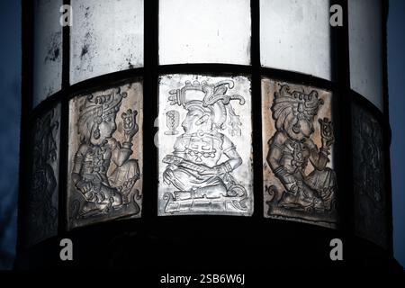 Organizzazione degli Stati americani Lanterna Maya Washington DC // WASHINGTON DC — due grandi lanterne di vetro con motivi Maya adornano l'ingresso dell'Organization of American States Building. Le decorazioni incorporano elementi di design indigeni nei loro pannelli di vetro, riflettendo il tema architettonico Pan-americano dell'edificio. Le lanterne cerimoniali fiancheggiano l'ingresso principale. Foto Stock