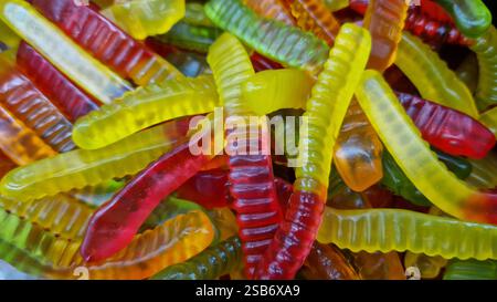 Vermi gommosi colorati. Primo piano di caramelle gommose. Sezione caramelle in un negozio. Caramelle gommose dai colori vivaci. Dolci Foto Stock