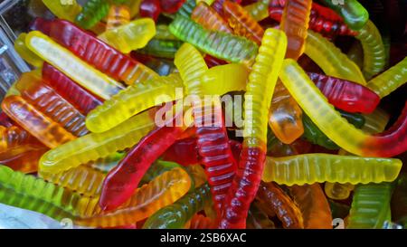 Vermi gommosi colorati. Primo piano di caramelle gommose. Sezione caramelle in un negozio. Caramelle gommose dai colori vivaci. Dolci Foto Stock