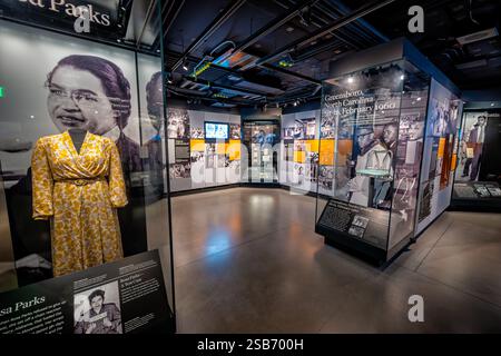 Rosa Parks Dress Greensboro Sit-in National Museum of African American History and Culture a Washington DC | WASHINGTON D.C., Stati Uniti: L'abito giallo di Rosa Parks e una sedia del 1960 Sit-in di Greensboro sono in piedi insieme nelle gallerie per i diritti civili del National Museum of African American History and Culture. Il rifiuto del 1955 di Parks di rinunciare al suo posto di autobus a Montgomery e le proteste del banco pranzo di Greensboro Woolworth hanno contribuito ad accendere il più ampio movimento per i diritti civili. Il più recente museo dello Smithsonian è stato aperto nel National Mall nel 2016. Foto Stock