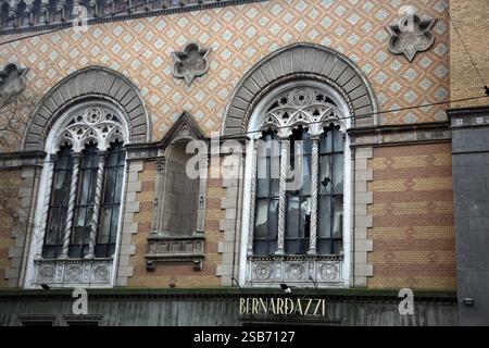 Odessa, Ucraina. 1 febbraio 2025. La facciata danneggiata della Filarmonica di Odessa in via Italianskaya. L'eredità dell'attacco missilistico ha causato gravi danni al Bristol Hotel, costruito nel 1898-1899 su progetto dell'architetto Oleksandr Bernardazzi. Esplosioni presso i musei letterari, storici e di storia locale, archeologici, d'arte occidentale e orientale, nonché presso la sala filarmonica vetri frantumati e facciate danneggiate. Sette persone sono rimaste ferite. Credito: SOPA Images Limited/Alamy Live News Foto Stock