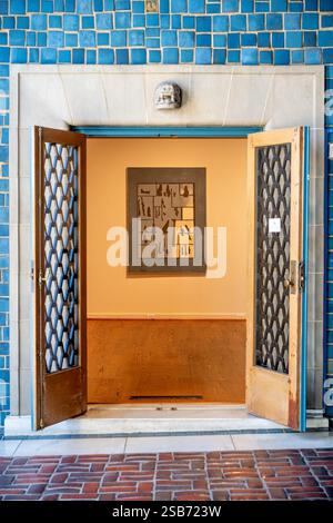 Art Museum of the Americas Courtyard Washington DC // WASHINGTON DC - il Museo d'Arte delle Americhe presenta un caratteristico cortile adornato con piastrelle ispirate ai Maya e dettagli architettonici. Situato all'interno dell'edificio del quartier generale dell'Organizzazione degli Stati americani, lo spazio interno mostra elementi e modelli precolombiani. Lo storico cortile esemplifica la dedizione dell'istituzione a preservare e mostrare il patrimonio culturale latino-americano. Foto Stock