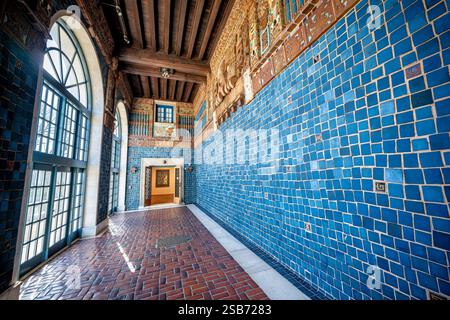 Art Museum of the Americas Maya Tile Courtyard Washington DC // WASHINGTON DC - il Museo d'Arte delle Americhe presenta un caratteristico cortile adornato con piastrelle ispirate ai Maya e dettagli architettonici. Situato all'interno dell'edificio del quartier generale dell'Organizzazione degli Stati americani, lo spazio interno del museo mostra elementi e modelli precolombiani. Fondato nel 1976, il museo ospita una delle più importanti collezioni di arte moderna e contemporanea dell'America Latina e dei Caraibi negli Stati Uniti. Lo storico cortile esemplifica la dedizione dell'istituzione alla conservazione Foto Stock