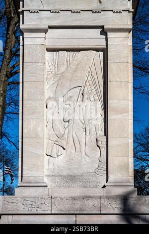 WASHINGTON DC - la statua in bronzo del commodoro John Paul Jones si trova a Independence Avenue e Seventeenth Street SW. Creato dallo scultore Charles Henry Niehaus e dall'architetto Thomas Hastings nel 1912, il memoriale raffigura l'eroe navale della Guerra d'indipendenza in abito da ufficiale d'epoca. Il pilone di marmo presenta simboli militari e un rilievo che mostra Jones che innalza la prima bandiera americana su una nave da guerra americana, commemorando la sua famosa dichiarazione "resa? Non ho ancora iniziato a combattere!” Foto Stock